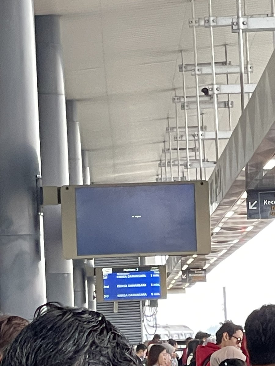 ichirinx's tweet photo. @askrapidkl dah hanpir seminggu rosak ni tak fix. Station MRT Kajang https://t.co/OoUdmPdTTK