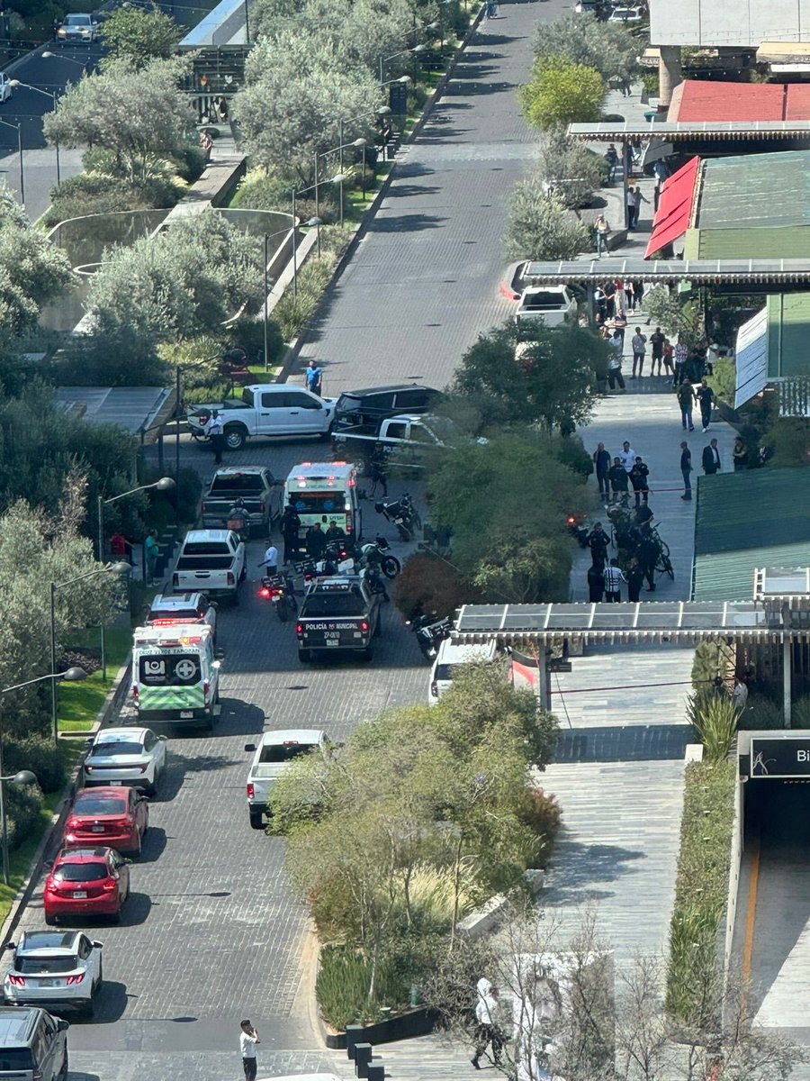 BalaceraGDL's tweet photo. #BalaceraGDL 2 hombres fueron lesionados por arma de fuego afuera del restaurante la Docena en Paseo Andares en la colonia Puerta de Hierro, Zapopan, Jalisco. https://t.co/tfhHJVVemC