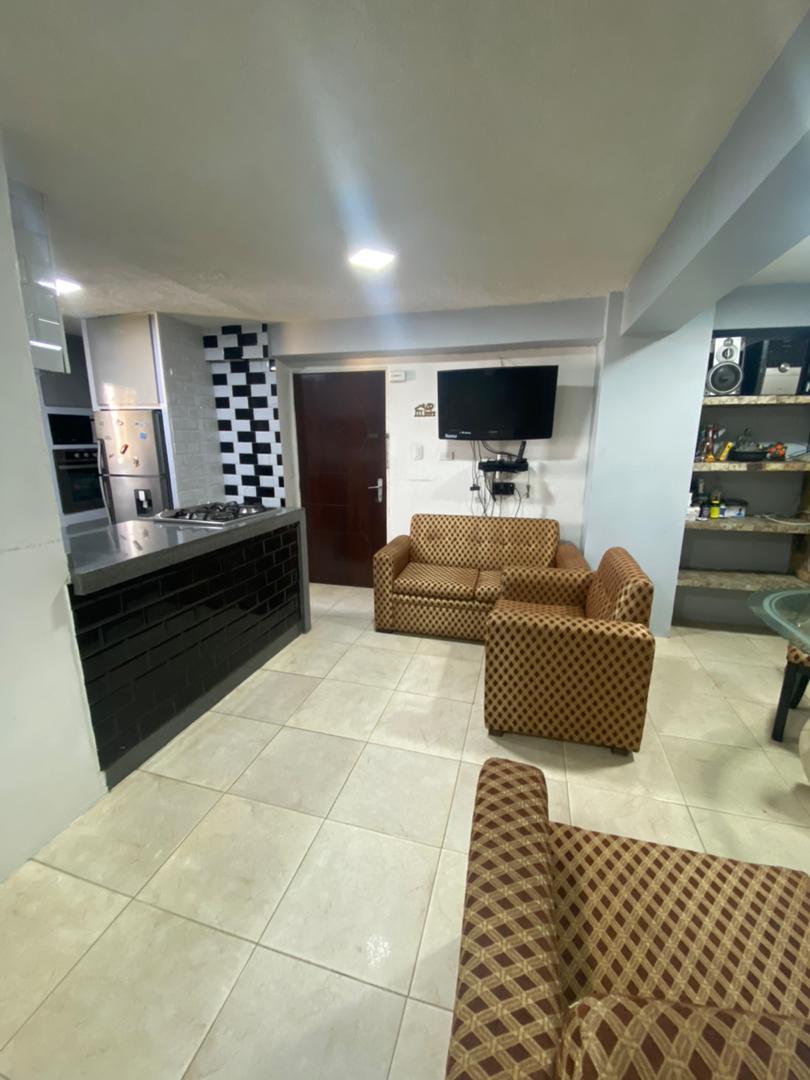 Carlit0sRealtor's tweet photo. Los detalles a continuación:  - 2 Tanques de agua de 1.000 Lts. - Edificio con 2 ascensores operativo y tanque de agua. - Cocina con concepto abierto. - CANTV con Aba. - Gas directo.  ¡Vamos a visitarlo! 📲🔑 #caracas #apartamentoenventa #venta #parquecarabobo https://t.co/w903vnh2p6