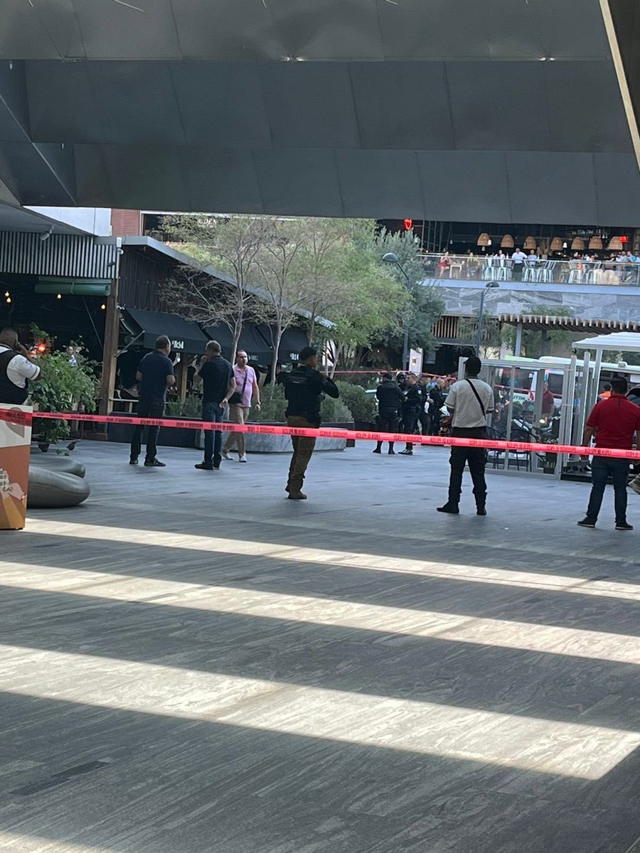BalaceraGDL's tweet photo. #BalaceraGDL 2 hombres fueron lesionados por arma de fuego afuera del restaurante la Docena en Paseo Andares en la colonia Puerta de Hierro, Zapopan, Jalisco. https://t.co/tfhHJVVemC