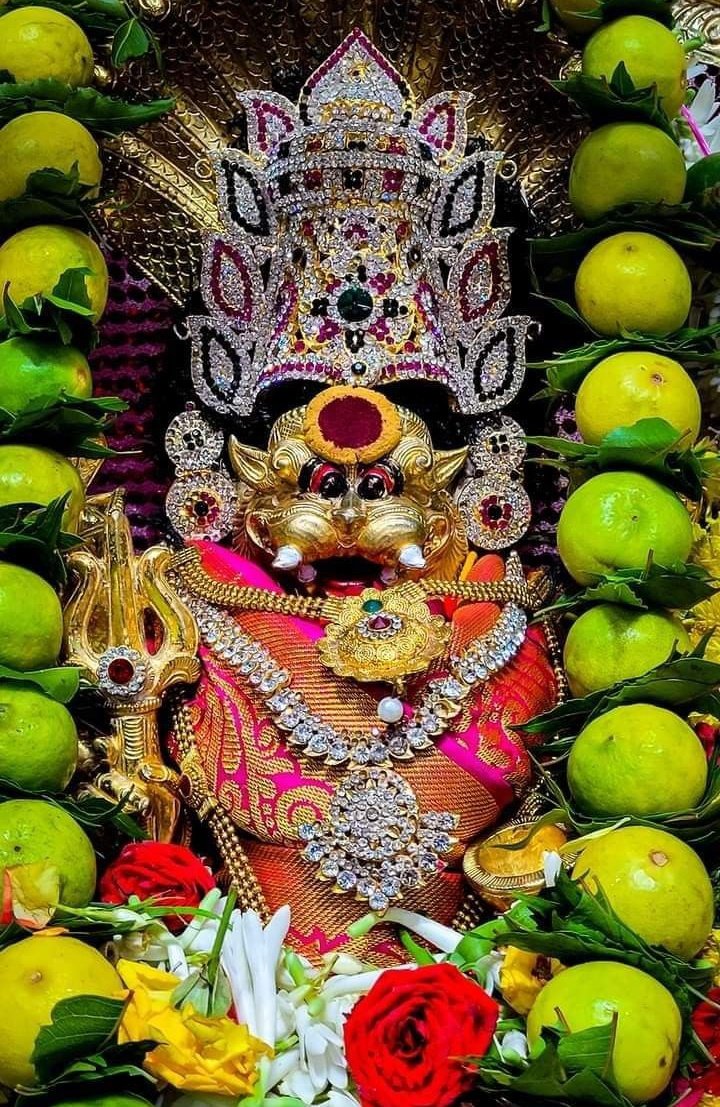 Indic_Vibhu's tweet photo. 🌺।।Pratyangira Devi - A fierce Goddess and what our Scriptures tell us about her।।🌺

Pratyangira Devi is described with a male lion’s face and a female human body representing the union of Shiva and Shakti.

A thread 🧵 https://t.co/wVLQL5Fqg9
