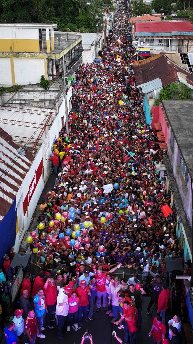 ArondonFT's tweet photo. El Chavismo hoy anda por todos lados:

- Carabobo 🇻🇪❤️
- Bolivar 🇻🇪❤️
- Barquisimeto 🇻🇪❤️ https://t.co/cvIwn9w6Wj