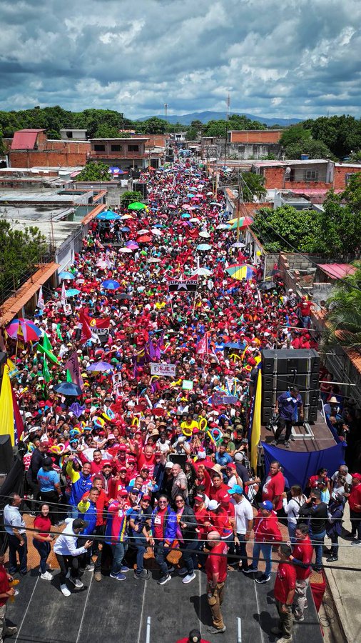 ArondonFT's tweet photo. El Chavismo hoy anda por todos lados:

- Carabobo 🇻🇪❤️
- Bolivar 🇻🇪❤️
- Barquisimeto 🇻🇪❤️ https://t.co/cvIwn9w6Wj
