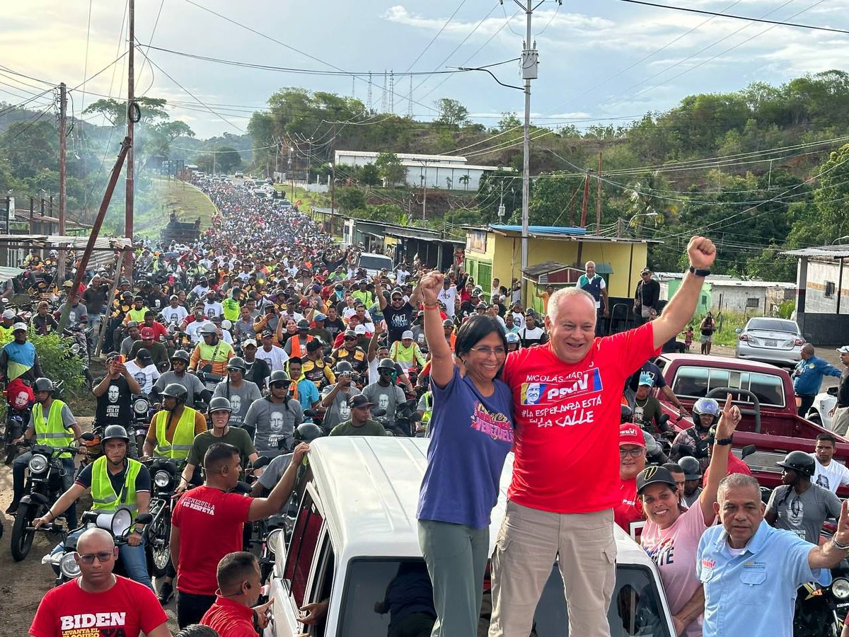 ArondonFT's tweet photo. El Chavismo hoy anda por todos lados:

- Carabobo 🇻🇪❤️
- Bolivar 🇻🇪❤️
- Barquisimeto 🇻🇪❤️ https://t.co/cvIwn9w6Wj