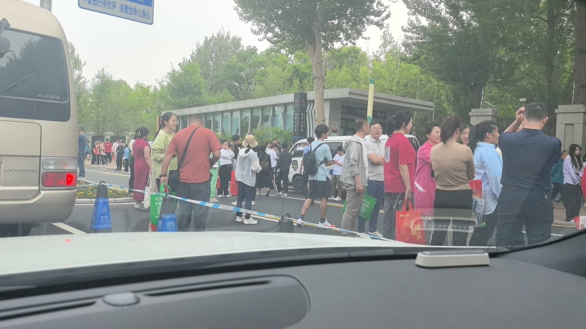 高考了，祝福这帮学子们，金榜题名！如果名落孙山也不失为解脱