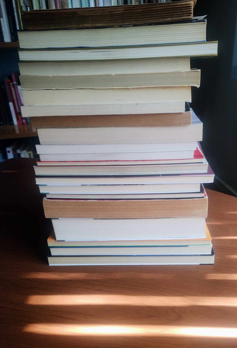📚🌎Ensayo, crónica, relato de viajes, autobiografía, crítica... Va🧵con mis 25 libros preferidos de no ficción latinoamericana de este siglo. Porque la realidad, cuando se convierte en escritura, también es literatura; y la literatura, cuando se lee, también es realidad.🌎📚