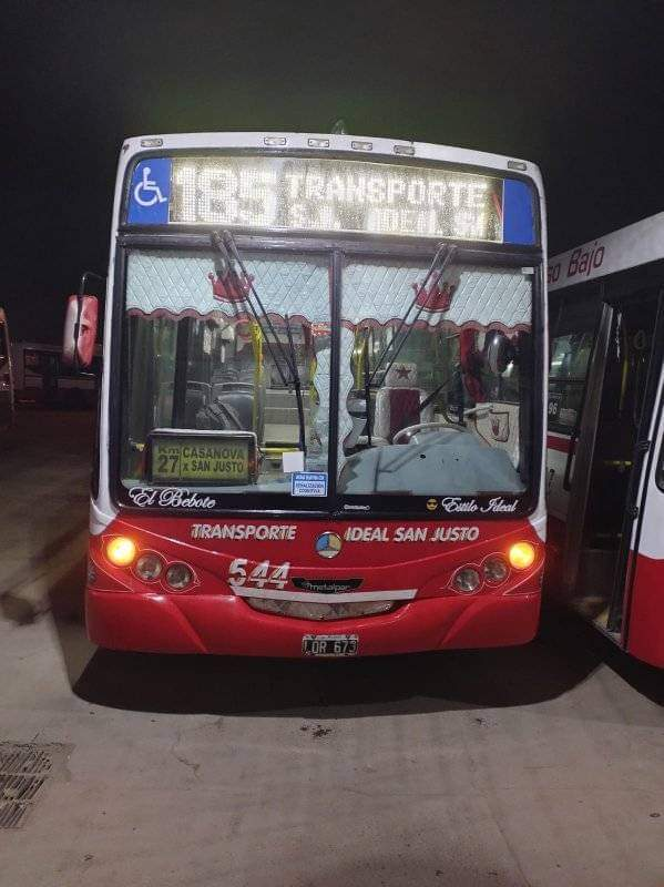 CiudadDeBondis's tweet photo. Hablando de carteleras, la #IdealSanJusto poco a poco va implementando las carteleras LED completas en sus lineas. Empezaron con la #Linea185 https://t.co/zk3FqPyDcB