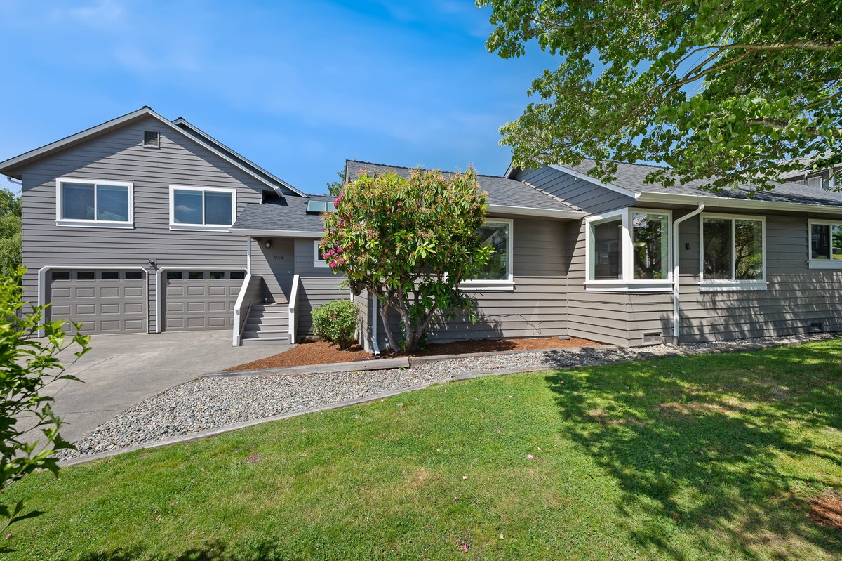 RhondaMMorton's tweet photo. JUST LISTED ~ Phenomenal Lower Kennydale location with bonus suite above the garage with kitchen+Bath. Double lot, close to everything and easy commute. Open Friday 6/7 4-6pm, Sat 6/8 &amp; Sun 6/9 1-3pm. https://t.co/7ogQ9FJDjY
