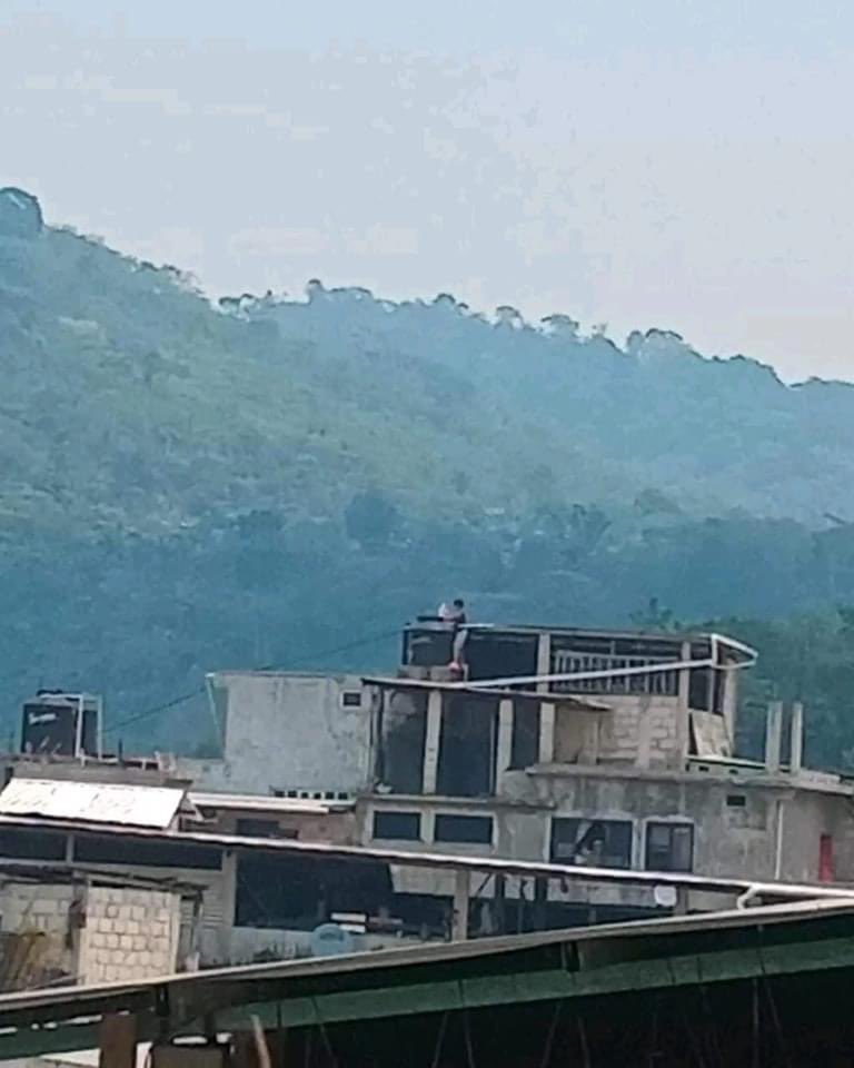 JJDiazMachuca's tweet photo. Dos días encerrados por los enfrentamientos de grupos armados. 

Desesperado y con mucho miedo, un niño Chol del municipio de #Tila se sube a la azotea de su casa y agita una bandera blanca para pedir ayuda a un helicóptero que sobrevuela sobre su casa ya que llevan dos días encerrados pues grupos armados se enfrentan en las calles desde el martes por la noche.
#Chiapas 

@MauricioCollado