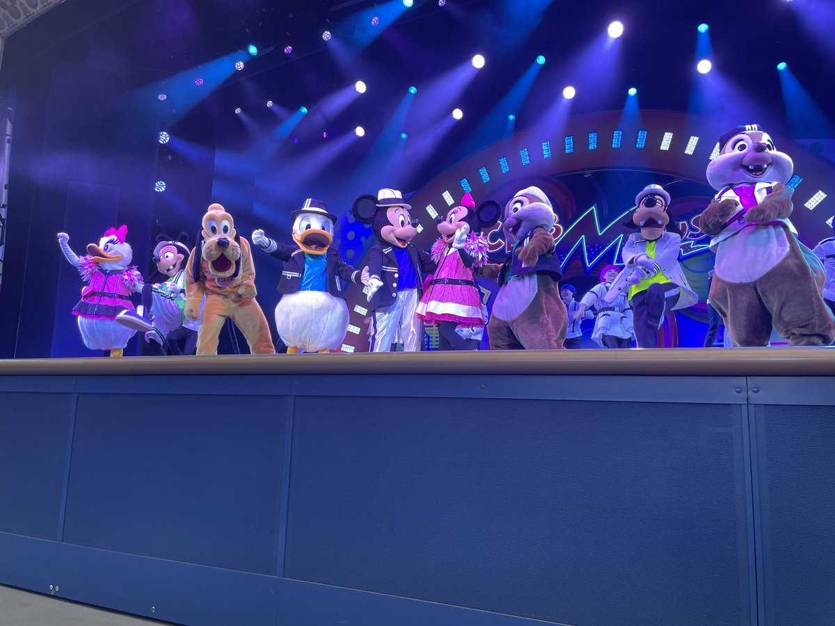 ChiriZun's tweet photo. この前初めてディズニーランドでショー当たったけど、ど真ん中最前ですごいよかった https://t.co/GBsMWFM9ME