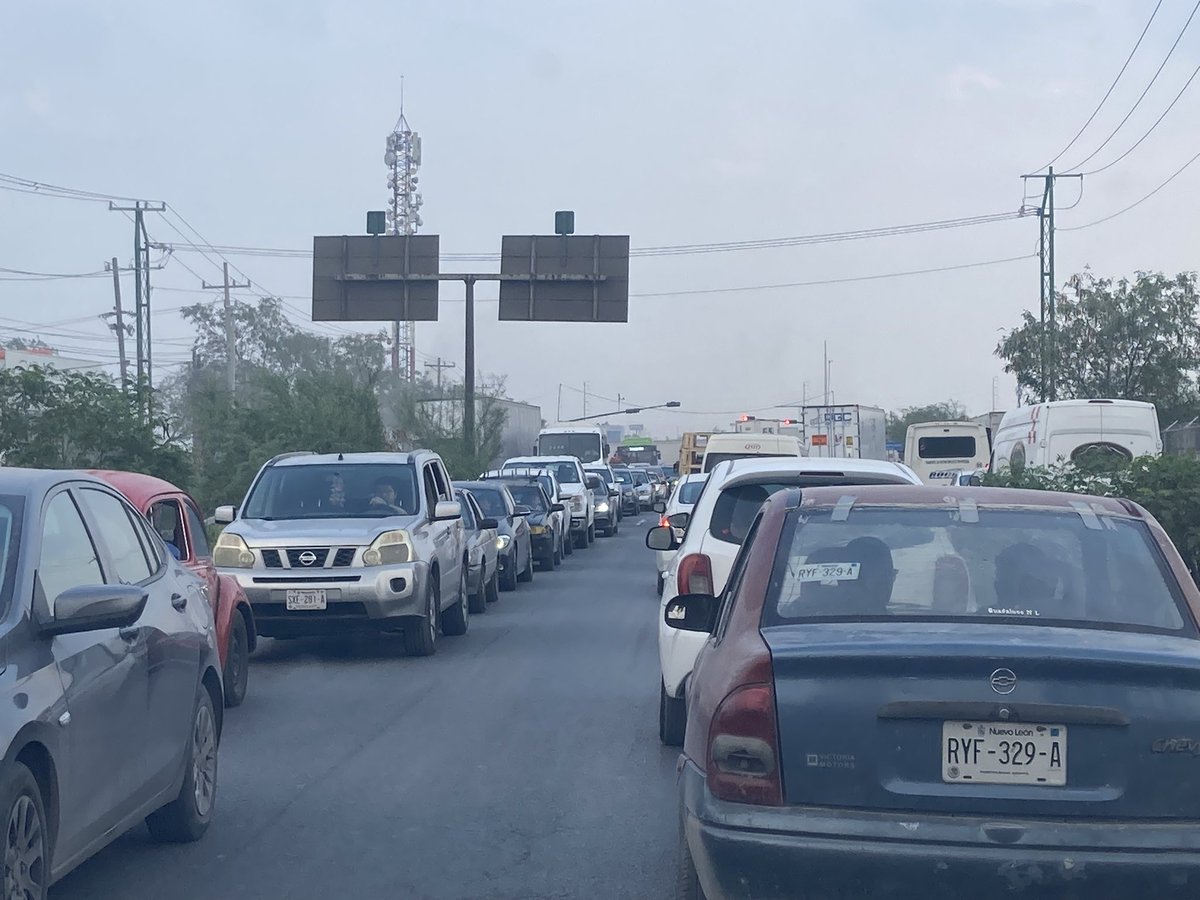 VecinosBA's tweet photo. Subiré una foto del tráfico diario en Ruiz Cortines hasta que nos hagan caso de ampliar 3km lineales en Gpe 
De autopista al ✈️ a Ecovia 🚍

Día 1
@HectorGarciaNL @samuel_garcias https://t.co/YkKl71Fabm