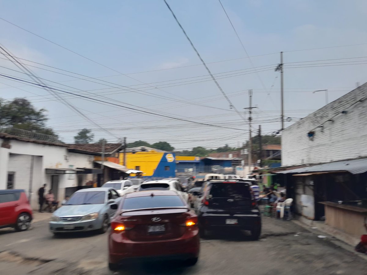 CruzVerdeStaAna's tweet photo. @VMTElSalvador Cómo institución solicitamos de su apoyo, varios vehículos diariamente se estacionan frente a la salida de nuestras instalaciones obstaculizando la salida de las ambulancias entorpeciendo la respuesta a emergencias. https://t.co/f48OblBhex