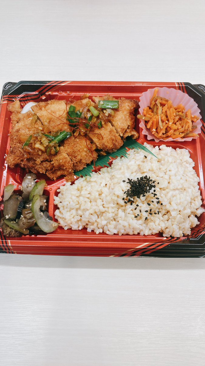 corchalotemachi's tweet photo. おはようございます☀週末ですね❗️
本日も宜しくお願い致します❗️
🍱にらだれチキン　抗酸化作用のある
にらと疲労回復効果の鶏肉週末ピッタリのメニューです!🍱夏ちらし　乞うご期待の新メニュー!です。夏らしいオクラ
あおさ入りキャベメンおかずもたっぷり
玄米ちらし寿司です🤗🌻 https://t.co/ZmRQ2o5gbU