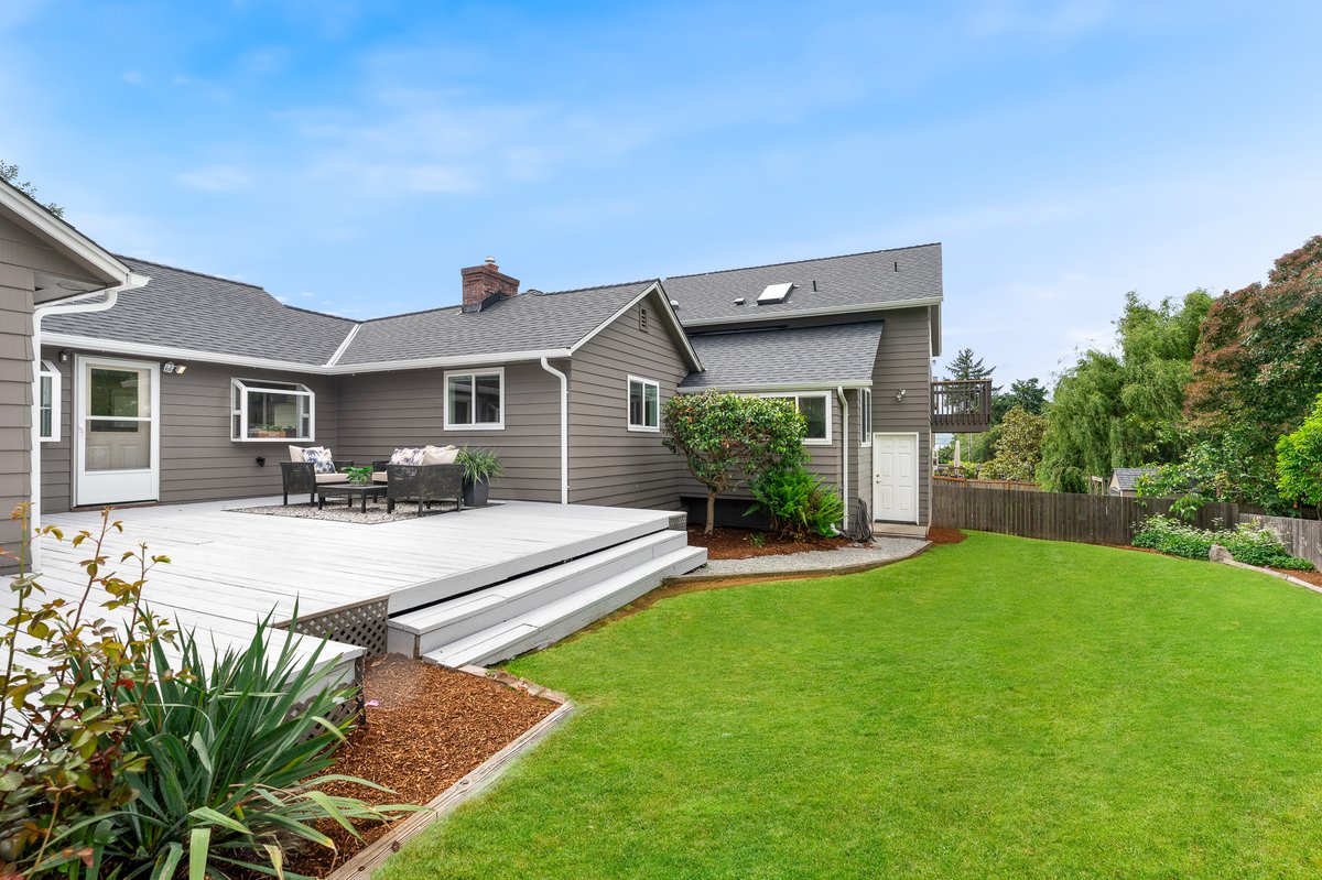 RhondaMMorton's tweet photo. JUST LISTED ~ Phenomenal Lower Kennydale location with bonus suite above the garage with kitchen+Bath. Double lot, close to everything and easy commute. Open Friday 6/7 4-6pm, Sat 6/8 &amp; Sun 6/9 1-3pm.  More details at https://t.co/zIUtihki98 https://t.co/2QWW6iWubn