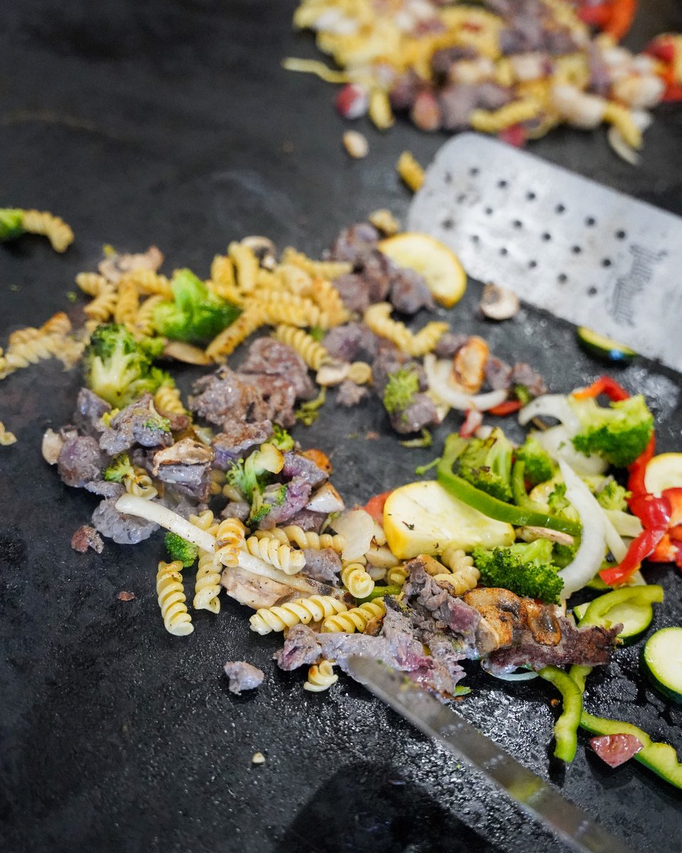 Watching the cooks chef up my meal might be my favorite part of BD's.. 👀 #bdsmongoliangrill #bdsgrill
