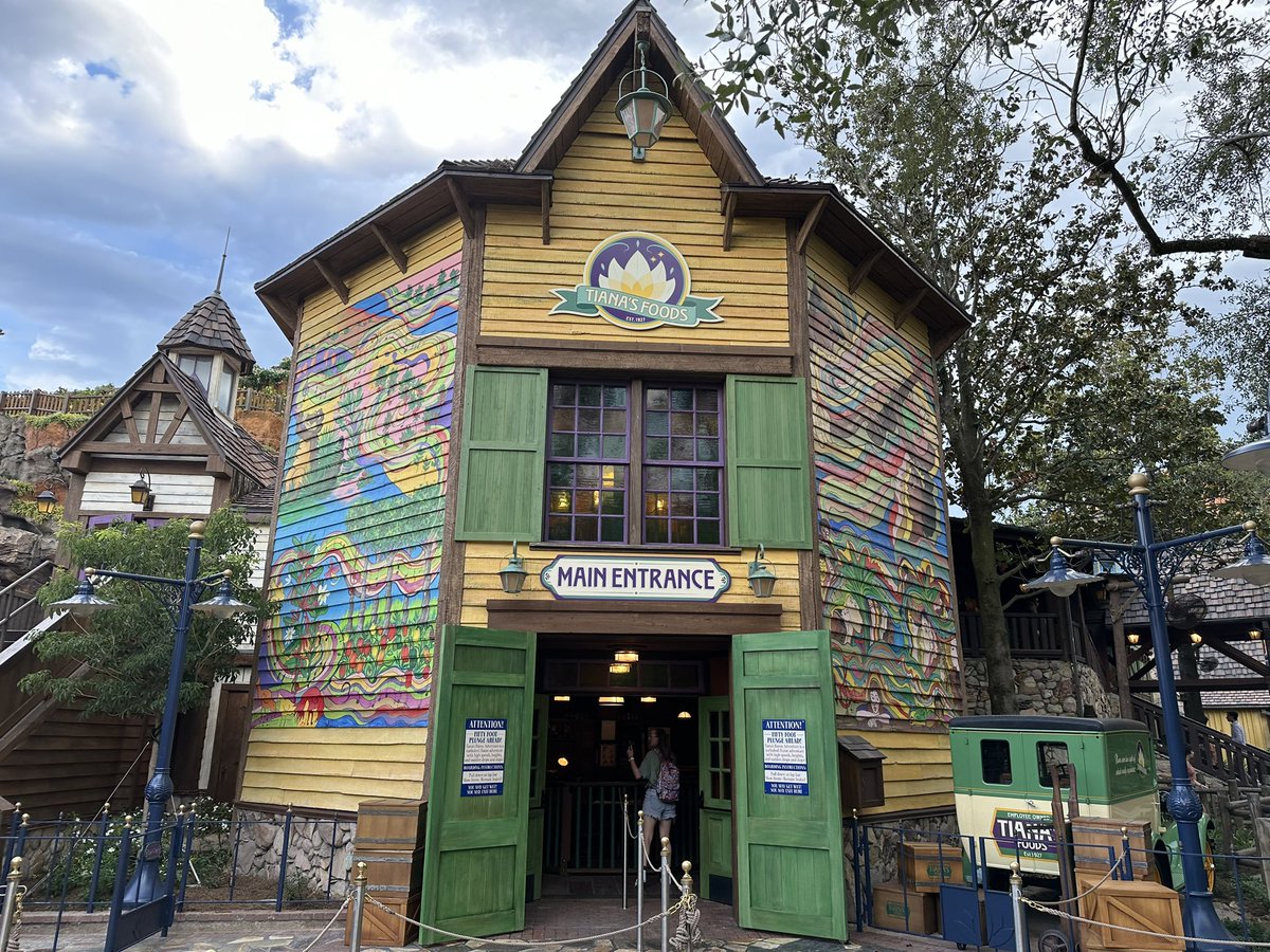 Just did the cast member preview of “Tiana’s Bayou Adventure”￼….well that was God Awful.

It reeks of cheap unimaginative amateurish creative decisions. Seriously, there’s no story or what they make of the story is there looking for musicians to play a shindig that evening. 1/4