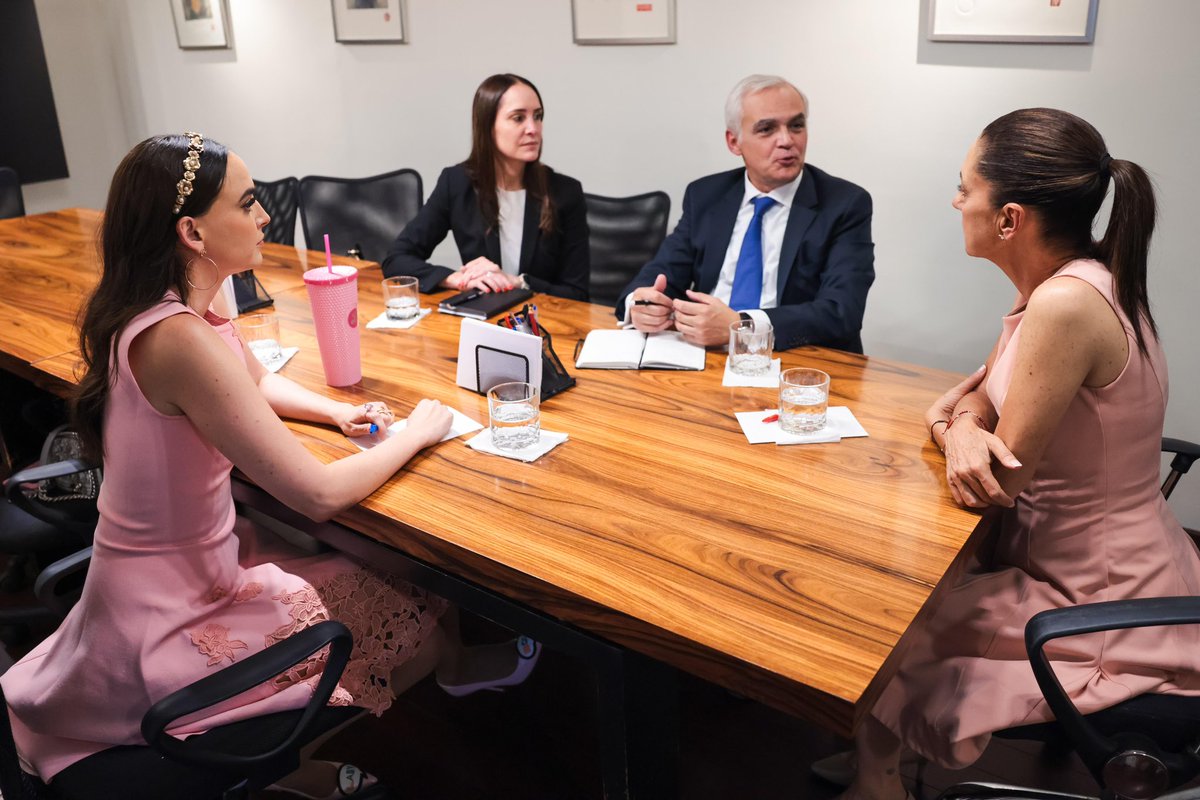 Claudiashein's tweet photo. Recibí la visita de Sergio Méndez, director general de @BlackRockMX. Están comprometidos y entusiasmados con incrementar los proyectos de inversión en México. https://t.co/AdsKrbGfqz
