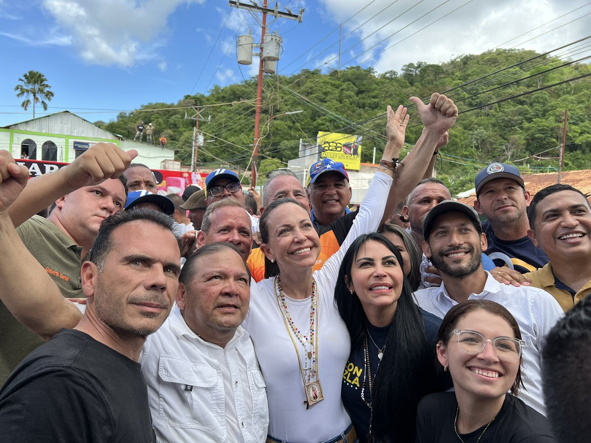 delsasolorzano's tweet photo. Hoy en El Callao, con @MariaCorinaYA, en unidad junto a nuestra gente. 

Hemos visto a un pueblo en la calle decidido a tomar el rumbo del país en sus manos y a no dejarse arrebatar la posibilidad real de tener libertad. 

Este 28 de julio vamos a votar por @EdmundoGU y vamos a cuidar el voto.

¡Vamos a ganar y a cobrar!