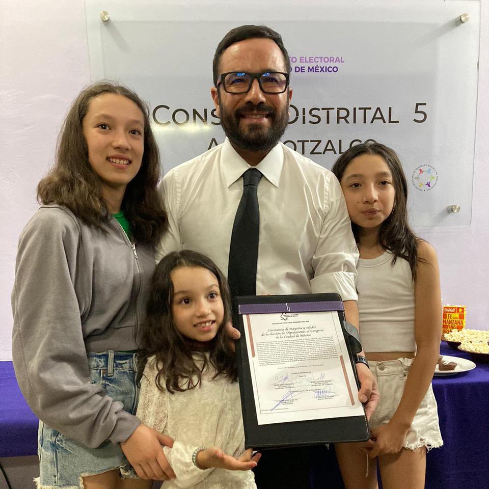 Esta tarde recibimos la constancia que me acredita como Diputado del #DistritoLocal5 y a mi querida camarada de lucha <a href="/irma_vzqmh/">IRMA VÁZQUEZ 🏳️‍🌈🌈🌈🏳️‍⚧️</a> como mi suplente

Vamos a trabajar arduamente por llevar el segundo piso de la transformación a <a href="/AlcaldiaMHmx/">Alcaldía Miguel Hidalgo</a> y <a href="/AzcapotzalcoMx/">Alcaldía Azcapotzalco</a> ¡No les fallaremos!