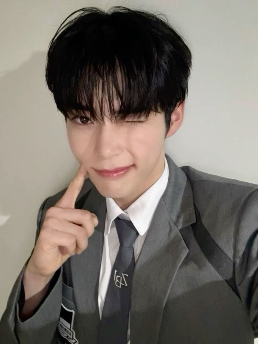 cupidsrui's tweet photo. HANBIN SERÁ EL NUEVO MC PARA LA SEGUNDA PARTE DE I-LAND 2 😭😭 se lo tiene tan merecido estoy segura que lo va a hacer increíble https://t.co/5wwvsdesBi
