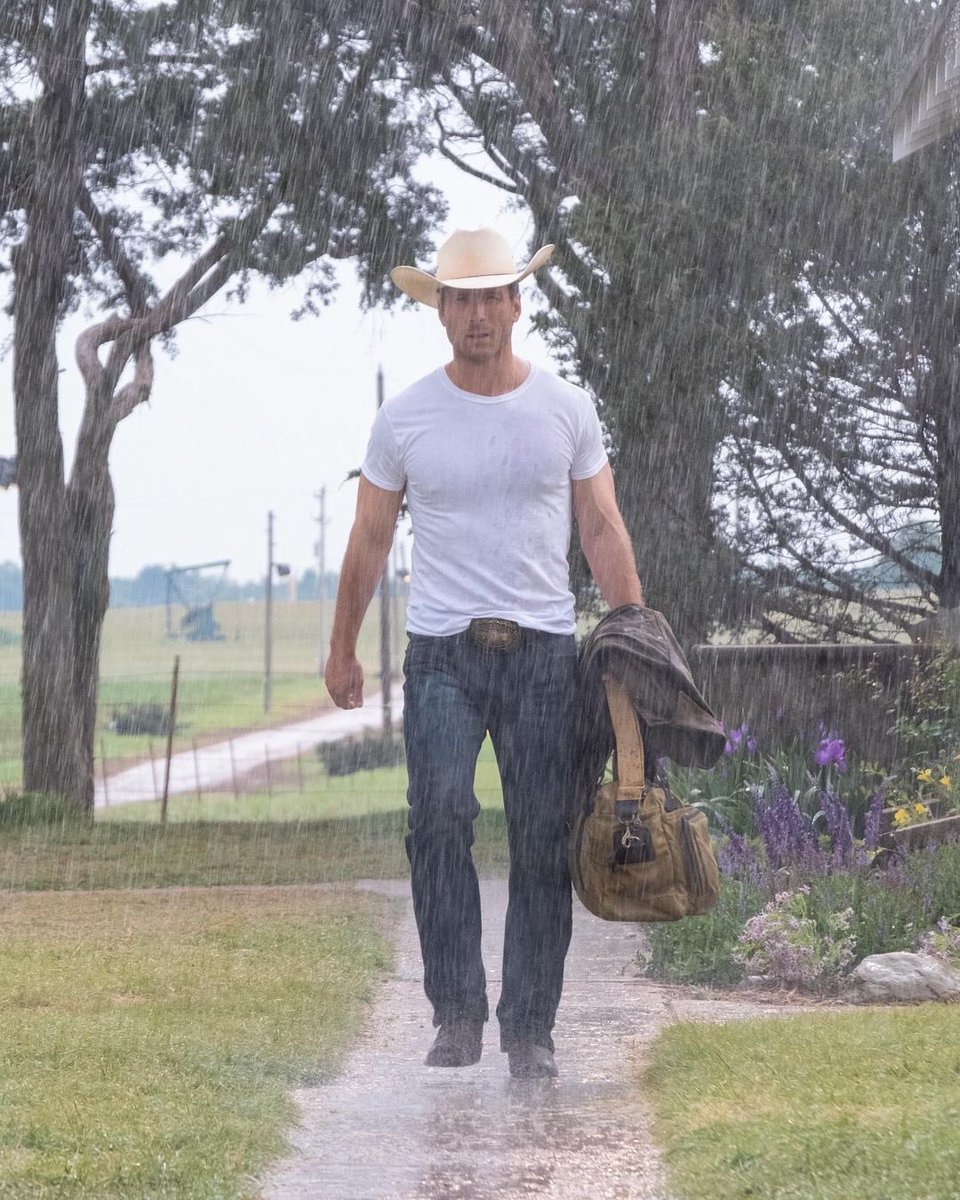 gpowelldaily's tweet photo. Glen Powell in ’TWISTERS’.

In theaters July 19. https://t.co/r8JrnUoqJ3