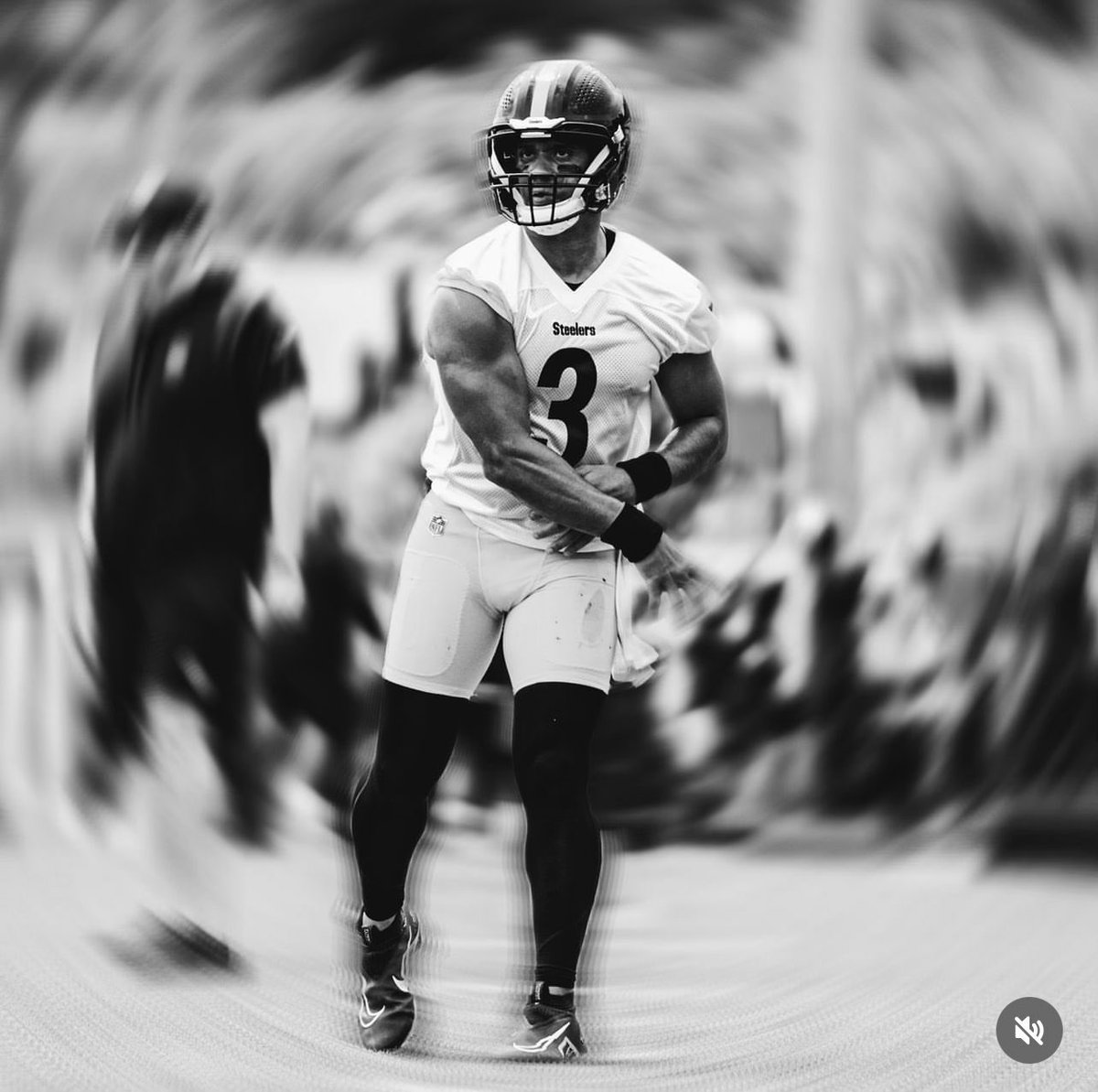 DangeRussWilson's tweet photo. 35 feeling like 25! https://t.co/OyWxSf7Di7