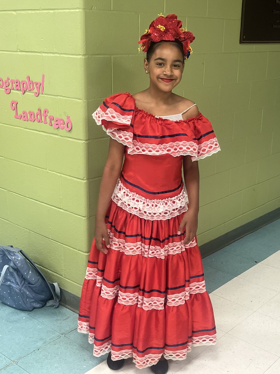 KimberlyKomocar's tweet photo. Multicultural Night at YWES!  My teachers and staff embrace this tradition and they planned an incredible community event!  Thank you for all your hard work and thank you to all the families that shared their culture.  @RIDeptEd @pvdschools @ElementaryZone https://t.co/uvKMuHe3kc