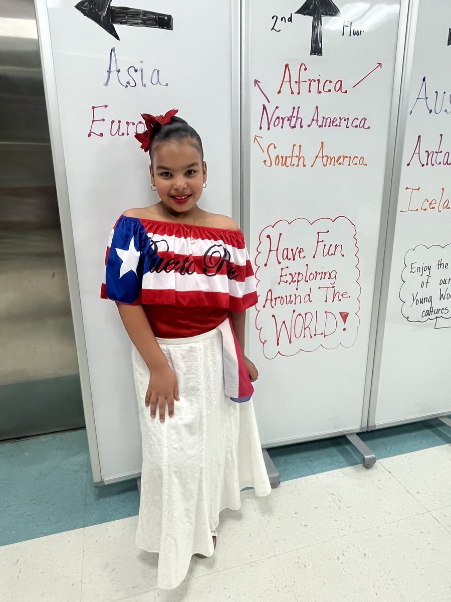 KimberlyKomocar's tweet photo. Multicultural Night at YWES!  My teachers and staff embrace this tradition and they planned an incredible community event!  Thank you for all your hard work and thank you to all the families that shared their culture.  @RIDeptEd @pvdschools @ElementaryZone https://t.co/uvKMuHe3kc