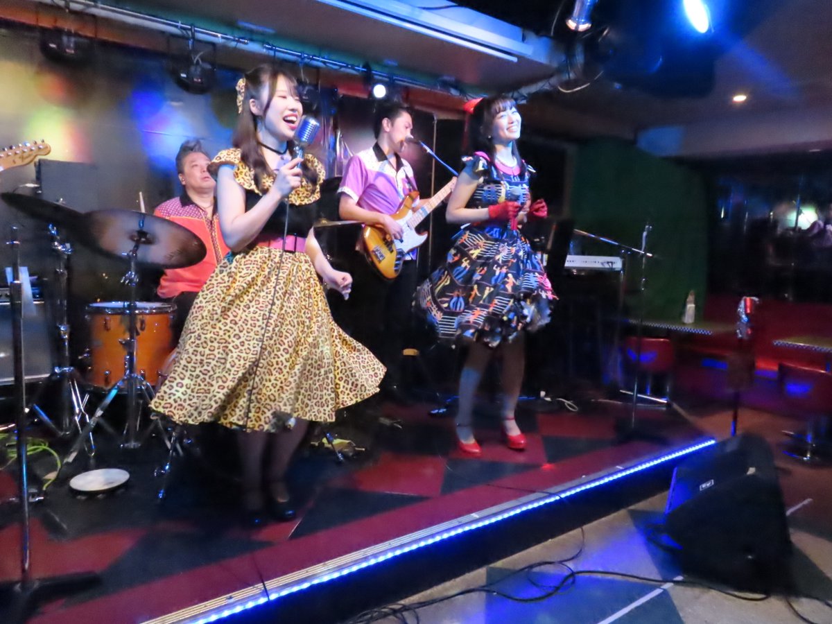 nonchan_noda's tweet photo. 昨日は恵比寿ジャンケンポンで【スイートポップソーダ】のライブを観てきました。VOはナンスィさんwithリトル南椎ちゃんのダブルNANCYです。ナンスィさんと揃い柄のシャツでオールディーズのダンス🕺を楽しんできました🥰
#恵比寿JANKENPON #NANCYSTYLE https://t.co/VSQbRCaRIj