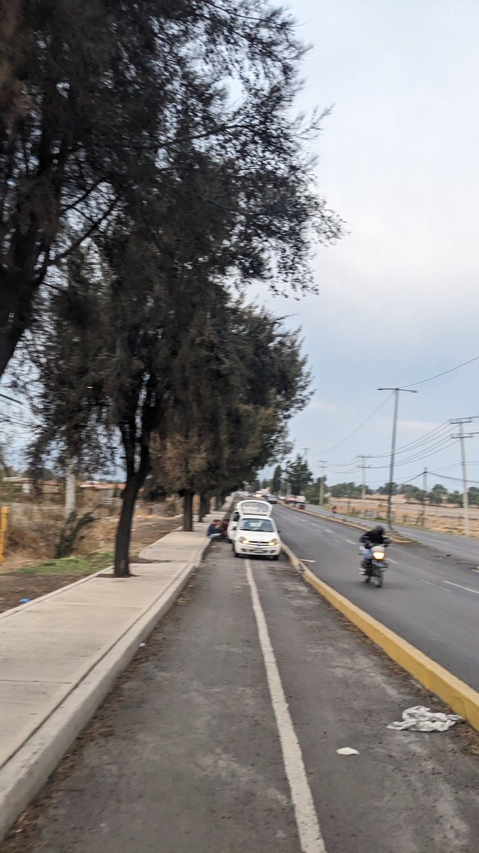 LuisXhani's tweet photo. @UCS_GCDMX  En el eje 10 por la colonia Selene delegación Tláhuac hay varios carros estacionados en la ciclovía https://t.co/OBXnutWkIS