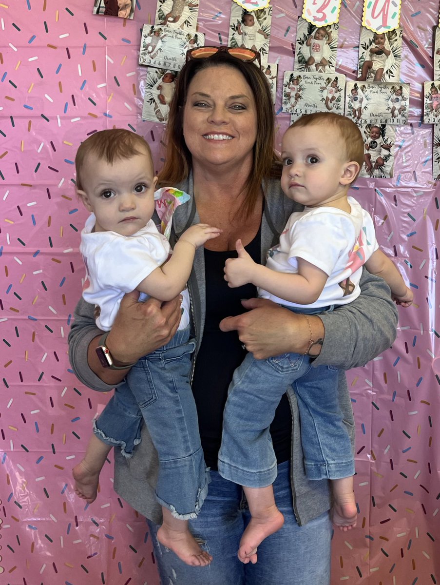 stacymunson24's tweet photo. Happy birthday Maelyn &amp; Jaelyn! One whole year of loving you two sweet peas has gone by in a blink! #twins #greatauntie #oneyearold https://t.co/1hGSuGbk0J