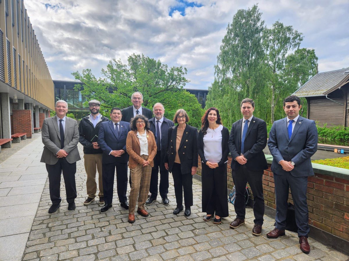 RectorUNAP's tweet photo. EDUCACIÓN  Y DEMOCRACIA | Como #UNAP integramos una comitiva de 7 universidades que visitamos Noruega, para conocer experiencias de instituciones que trabajan por la protección de la conversación democrática en las aulas. 

Más aquí:
https://t.co/hxsr5isPzN 
#Iquique #UNAP #CUECH https://t.co/c0wpH3sEOs