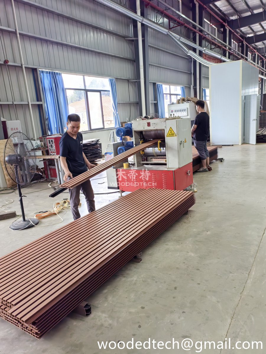 woodedtech_com's tweet image. How we get the outdoor WPC decking wood grain.
#wpcdecking #wpc #wpcdeck #outdoordecking #outdoorwpcdecking
