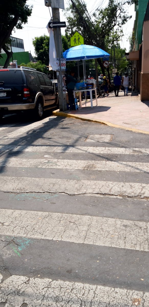 Denuncio_queja's tweet photo. @MHGOByJ SOLO TRABAJAN PARA POLANCO ???  comercio informal en col Ampl Daniel Garza a tan solo 2 cuadras de las oficinas de la alcaldía... y no lo pueden y quieren retirar ??? pues cuantos tacos gratis les dan para callaros?? https://t.co/Fr1kqzQ33c