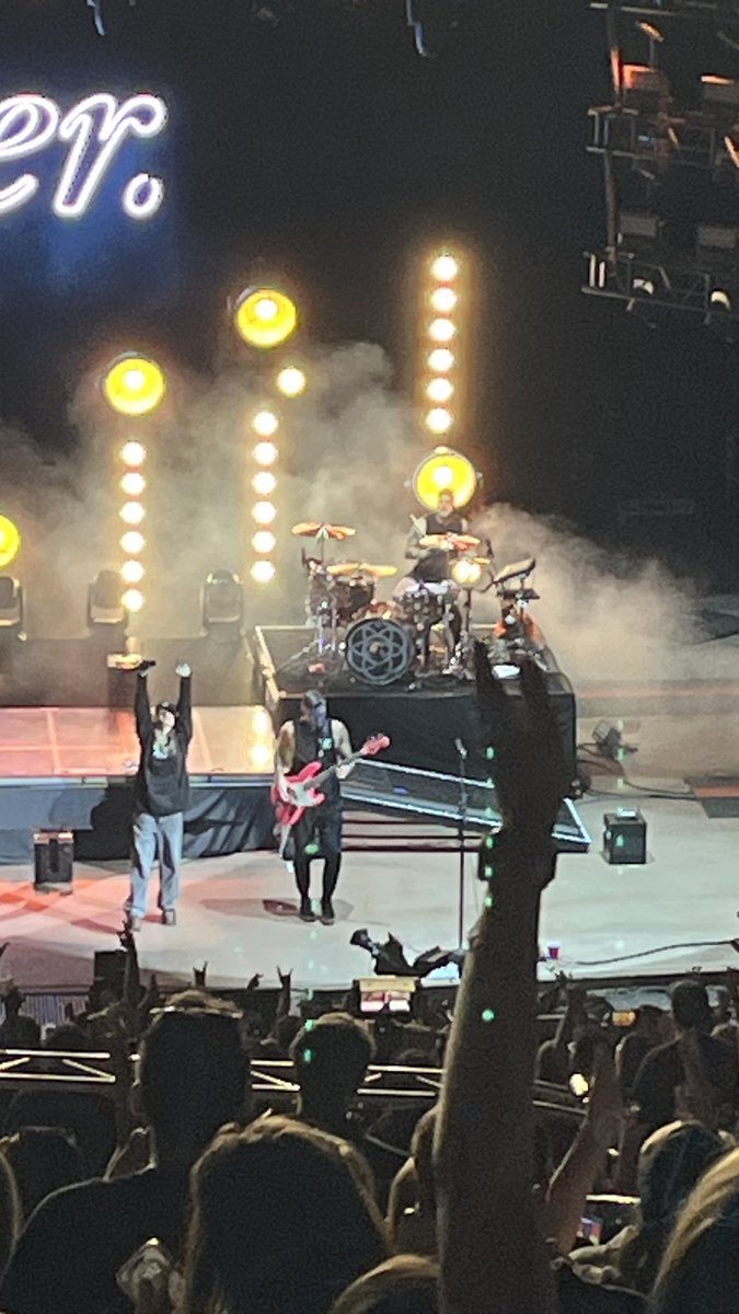 shelbae160's tweet photo. After 15 years I finally saw @AllTimeLow at Red Rocks ❤️❤️❤️

Thank you SO much for filling my heart @AlexGaskarth @riandawson @zackalltimelow @JackBarakat https://t.co/F3XLTtOyWD