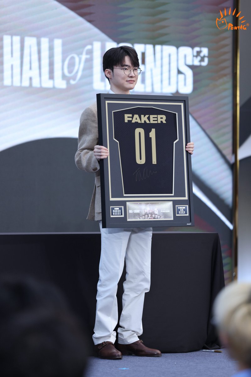 uunn2_'s tweet photo. Faker HALL of LEGENDS
전설의 전당

#Faker #페이커 https://t.co/ehv5FNr9qo