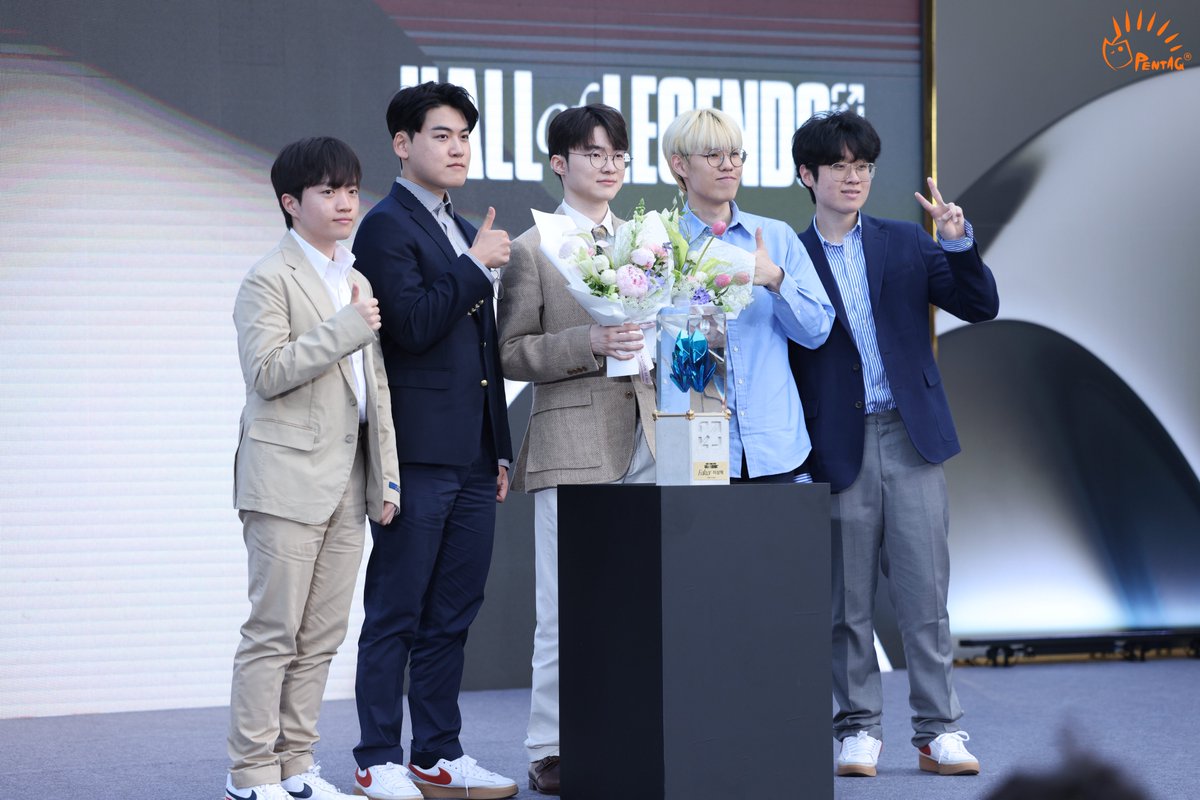 uunn2_'s tweet photo. Faker HALL of LEGENDS
전설의 전당

#Faker #페이커 #T1 #티원 https://t.co/ewK9L56tQO