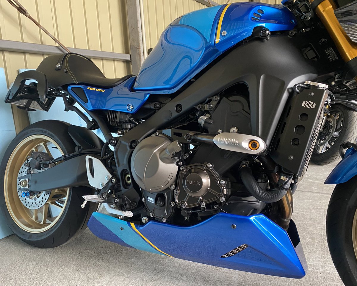 YAMAHA XSR900 車体色にオリジナルペイントした才谷屋製アンダーカウル