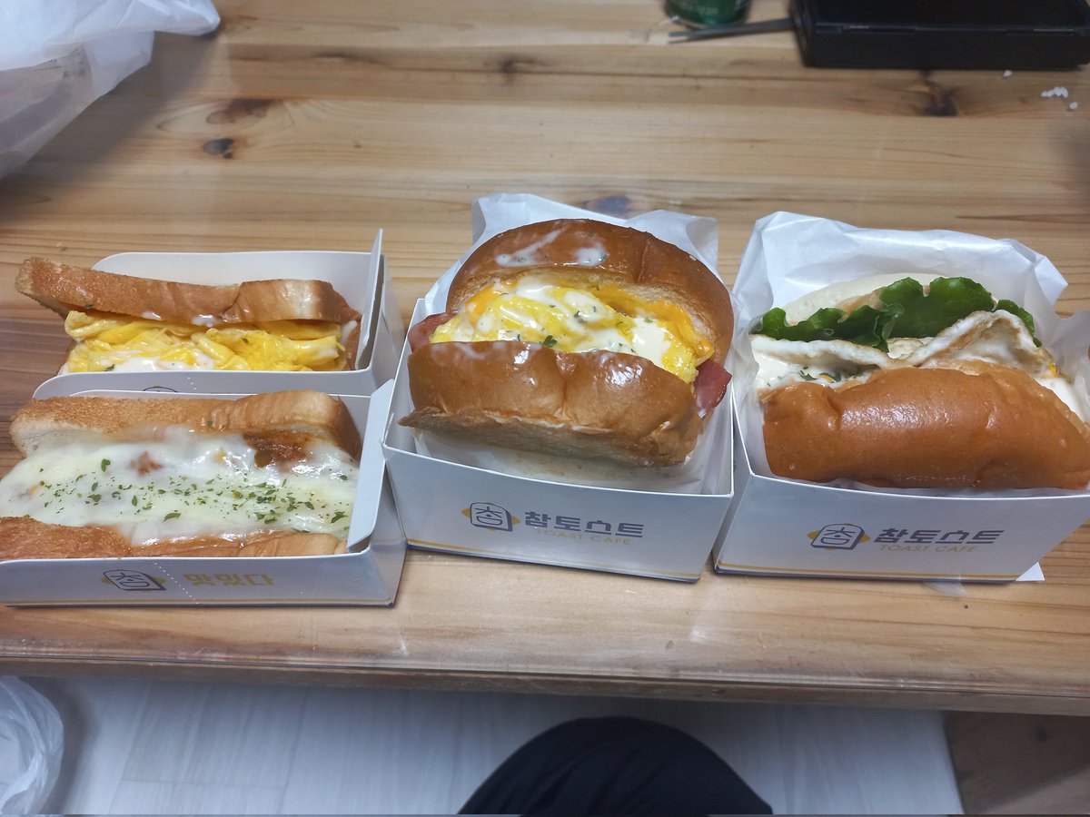 친척분이 돌아가셔서 오랜만에 고향(경남 고성)의 집안묘지에 가게되었다.(아마 시간이 흐른 언젠가는 나도 화장후 여기에 보관?되어 쉴것이다)🙂
야외에서 먹은 도시락에 어머니는 입맛이 맞지않아 거의 못드셨지만 나는 먹을만했다.
집으로 돌아오며 마지막이될 케플러완전체의 앨범 구매했다☺️