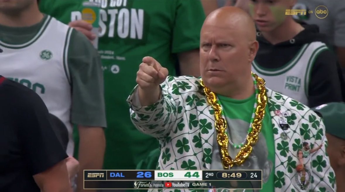 SnakeMeisner's tweet photo. This guy looks like he chanted “STOP THE STEAL” https://t.co/He1zYzKCzX