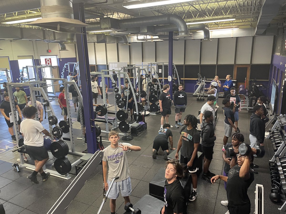 Coachpadgett71's tweet photo. Awesome week of @MuncieCentralFB with our breakfast club and lock in. Topped it all off with a great experience today at @BallStateFB camp! It’s a great day to be a Bearcat! https://t.co/wD5I2yGSdP