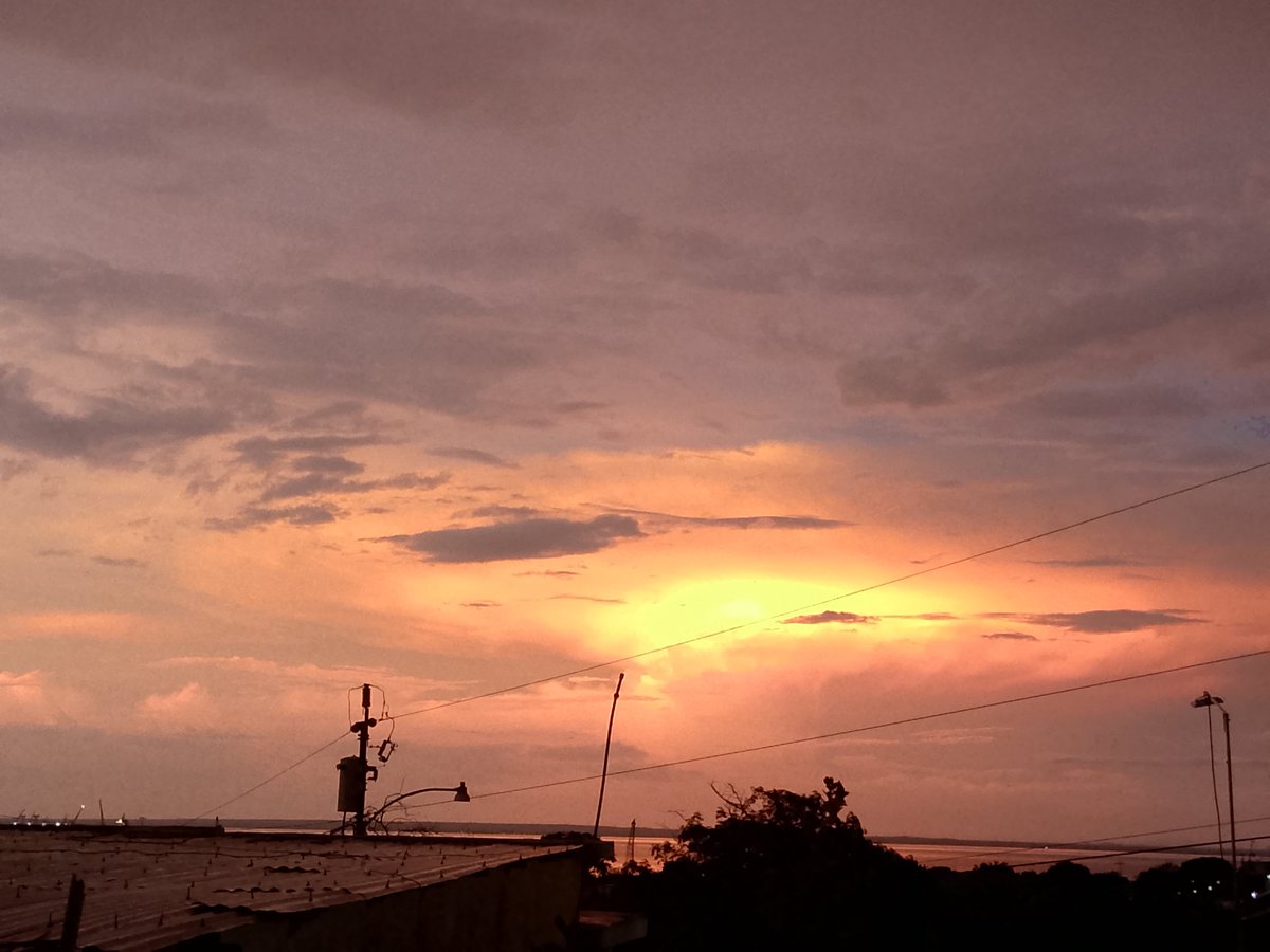 MeteoZuliaReal's tweet photo. Así se fue la tarde en #Maracaibo
#06Jun2024
#SunSet #sunrise #Sun #Clouds #sunriselover #SunsetLovers #cloudslovers #Storm #StormHours #Thephotohour https://t.co/nkTvklbUer