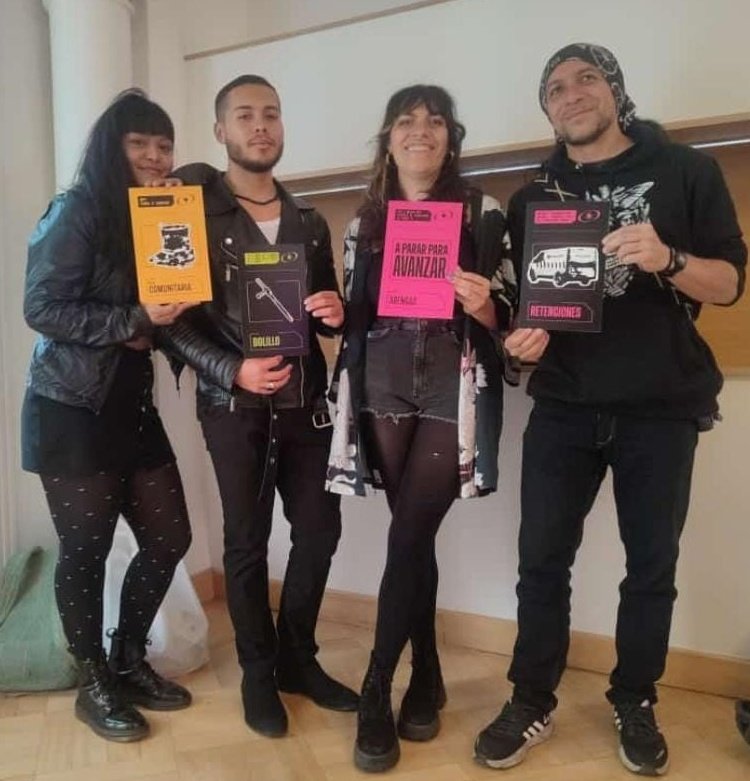 ACOOCobjecion's tweet photo. Los equipos de pedagogía, incidencia y comunicación de Acooc, acompañamos hoy el lanzamiento del juego #Arenga de @TembloresOng Juego diseñado para reconocer riesgos y pautas de autocuidado frente a las armas de letalidad reducida #AprenderJugando @LIMPALCOLOMBIA @Pacifistacol https://t.co/4sdZZmODUZ