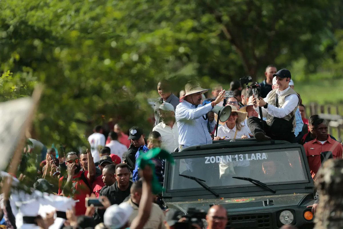 Porque es leal al legado de nuestro Comandante Chávez y se ha mantenido firme ante los chantajes y amenazas del imperialismo norteamericano y sus lacayos... ¡Nosotros estamos con <a href="/NicolasMaduro/">Nicolás Maduro</a>!

#Maquinaria1x10