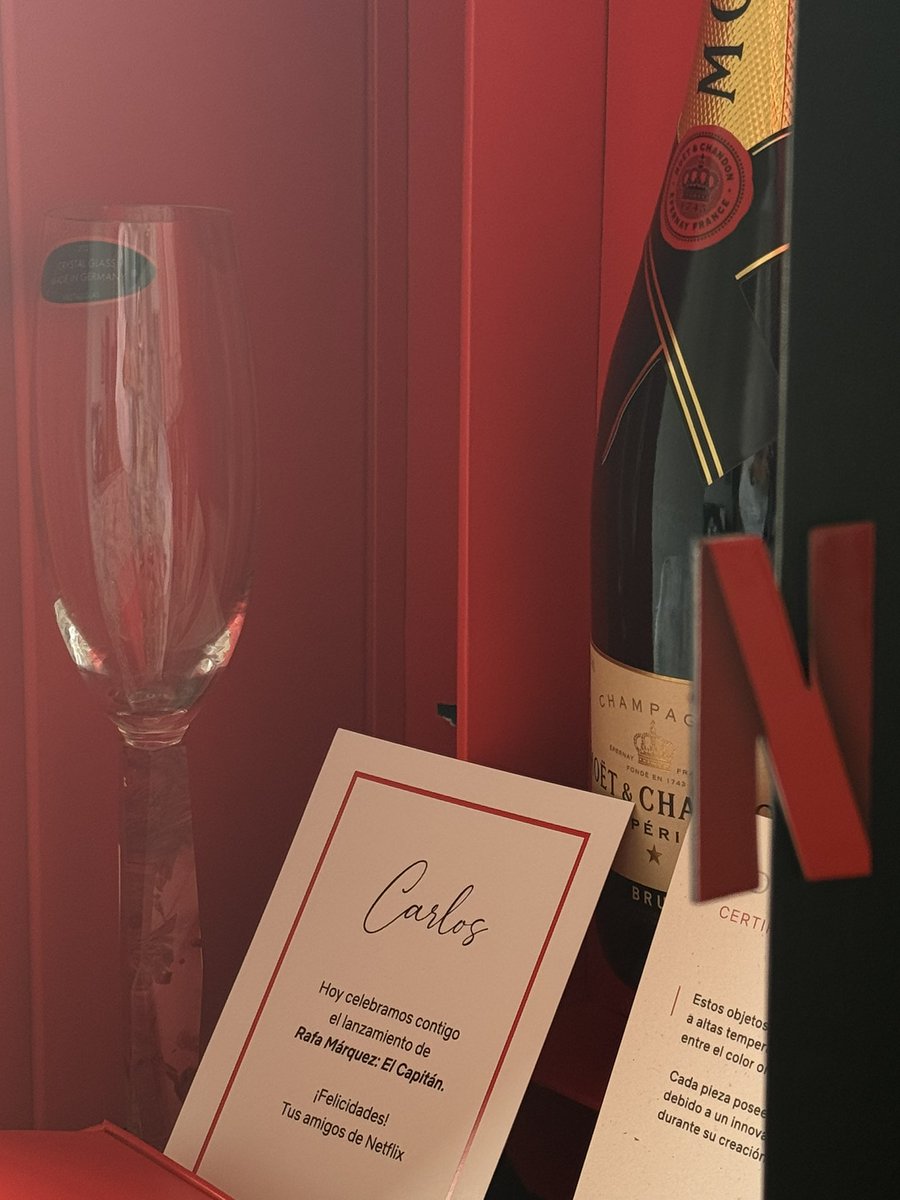 carlosarmella's tweet photo. Gracias a mis amigos de @NetflixLAT por el maravilloso obsequio.
@orfeoquagliata #MoetEtChandon
Es un orgullo y honor ser parte de este gran proyecto que hoy se estrena #RafaMarquezElCapitan
Gracias @_elestudio_
@RafaMarquezMX
@LeonKrauze
🇲🇽 https://t.co/oCj8p18EBk