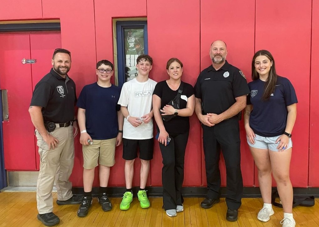 TewksburyPD's tweet photo. SRO’s Hanley and Bjorkgren, with Officer Jones from the Community Engagement Unit would like to thank the Ryan School PAC for including us in their “Move Up” celebration as students celebrate moving on from the Ryan to middle school!  #moveup #middleschool #communityengagement 
TPD118