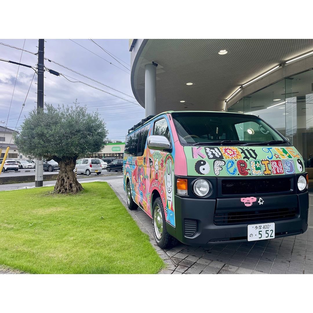 hiace_misato's tweet photo. ✨flexdream×BILLABONNG✨🏄‍♀️

特徴的なエクステリアは
BILLABONNGアーティストさん達によるペイント🎨

ハッキリ言って『ART』です‼️
『エーアールティー』ではなく『アート』です😤

期間限定で当店に展示してありますので
ご来店の際は是非ご覧下さい😆

#flexdream #BILLABONNG #ハイエース https://t.co/SBT4HBpPFj
