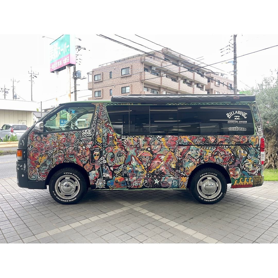 hiace_misato's tweet photo. ✨flexdream×BILLABONNG✨🏄‍♀️

特徴的なエクステリアは
BILLABONNGアーティストさん達によるペイント🎨

ハッキリ言って『ART』です‼️
『エーアールティー』ではなく『アート』です😤

期間限定で当店に展示してありますので
ご来店の際は是非ご覧下さい😆

#flexdream #BILLABONNG #ハイエース https://t.co/SBT4HBpPFj