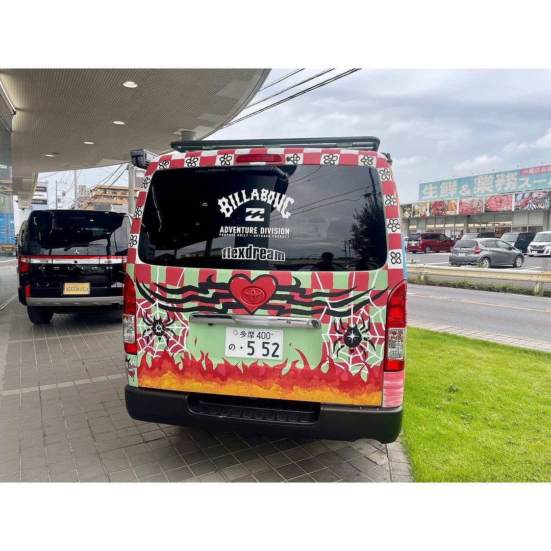 hiace_misato's tweet photo. ✨flexdream×BILLABONNG✨🏄‍♀️

特徴的なエクステリアは
BILLABONNGアーティストさん達によるペイント🎨

ハッキリ言って『ART』です‼️
『エーアールティー』ではなく『アート』です😤

期間限定で当店に展示してありますので
ご来店の際は是非ご覧下さい😆

#flexdream #BILLABONNG #ハイエース https://t.co/SBT4HBpPFj