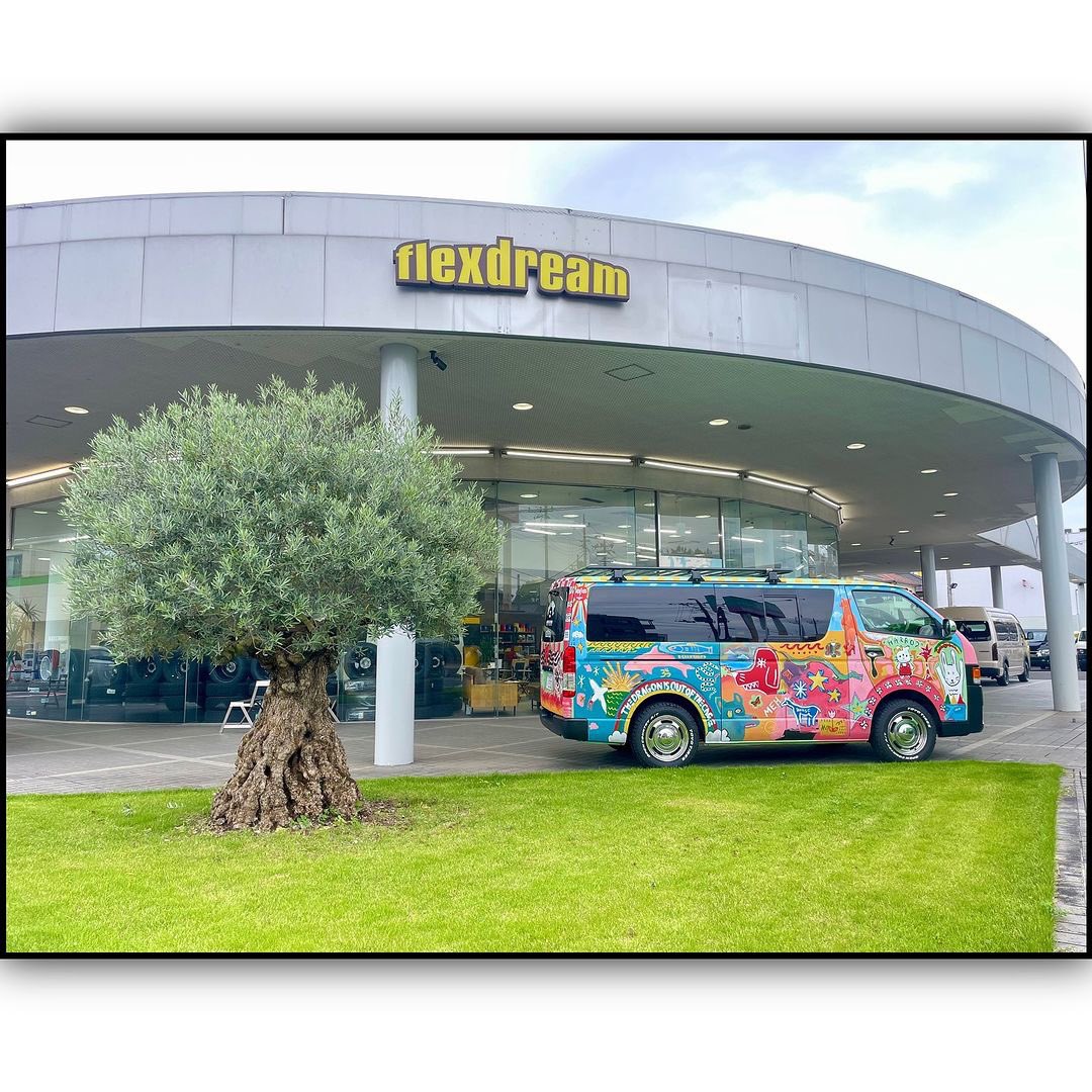 hiace_misato's tweet photo. ✨flexdream×BILLABONNG✨🏄‍♀️

特徴的なエクステリアは
BILLABONNGアーティストさん達によるペイント🎨

ハッキリ言って『ART』です‼️
『エーアールティー』ではなく『アート』です😤

期間限定で当店に展示してありますので
ご来店の際は是非ご覧下さい😆

#flexdream #BILLABONNG #ハイエース https://t.co/SBT4HBpPFj
